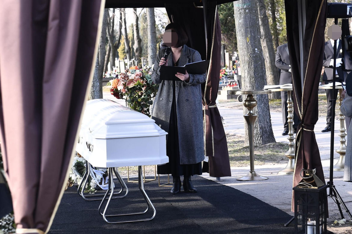 Przejmujący widok na grobie Lizy. To miejsce wyróżnia się na cmentarzu