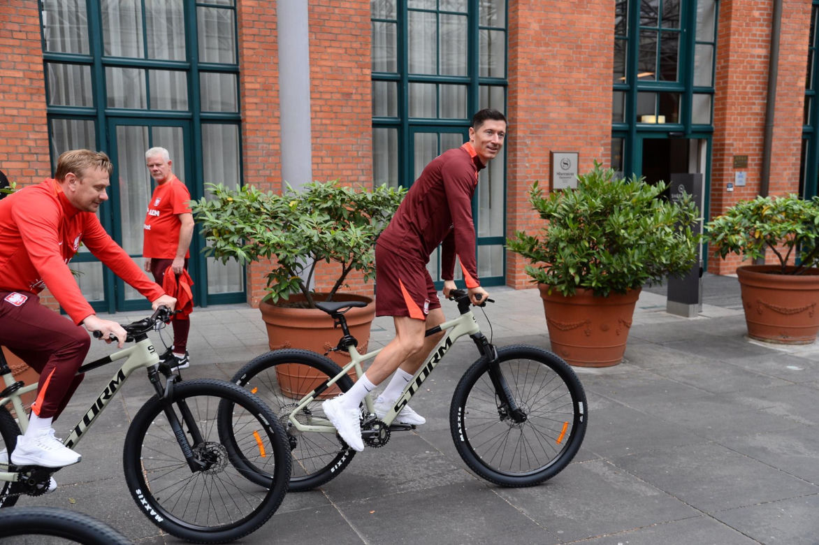 Piłkarze przyjechali na trening rowerami. Skorupski się zgubił