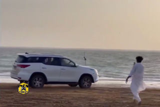 Szalał SUV-em po plaży. Poszedł za grubo i najadł się wstydu