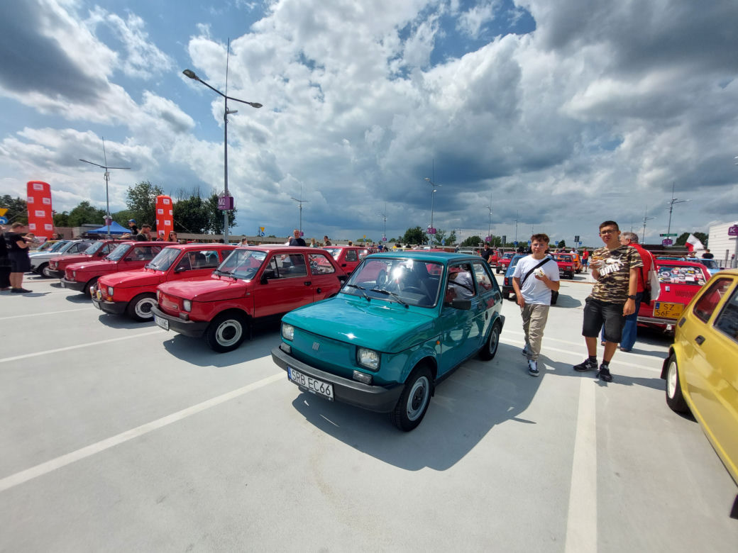 Zlot fiatów 126p w Galerii Libero w Katowicach