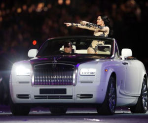 Piosenkarka Jessie J i Rolls-Royce Phantom Series II Drophead Coupe