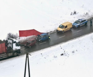 Koszmarny wypadek pod Warszawą. Senior w Seicento wjechał pod ciężarówkę, nie żyje