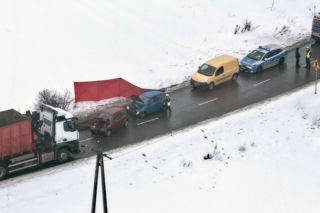 Koszmarny wypadek pod Warszawą. Senior w Seicento wjechał pod ciężarówkę, nie żyje