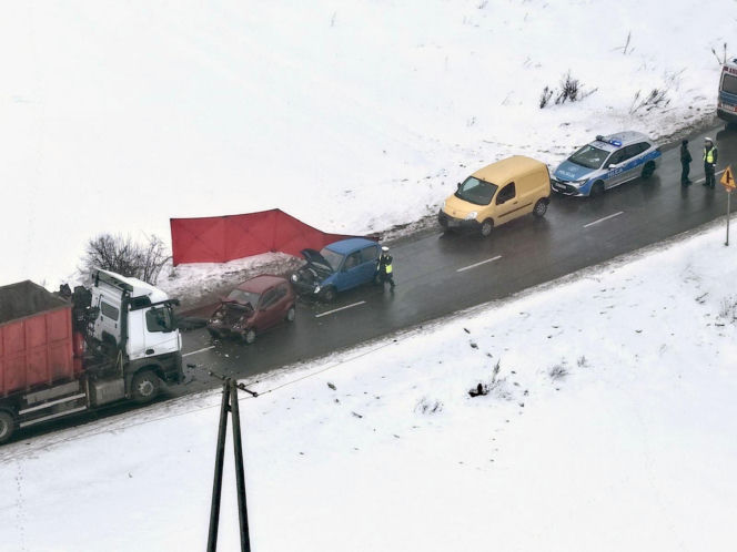 Koszmarny wypadek pod Warszawą. Senior w Seicento wjechał pod ciężarówkę, nie żyje