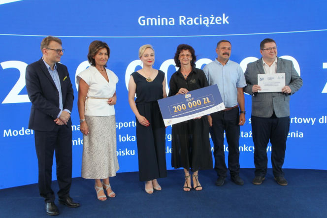 Ponad 7 mln zł dla lokalnych projektów. Na Służewcu wręczono czeki laureatom programu „Sportowo Kulturalnie Lokalnie”.