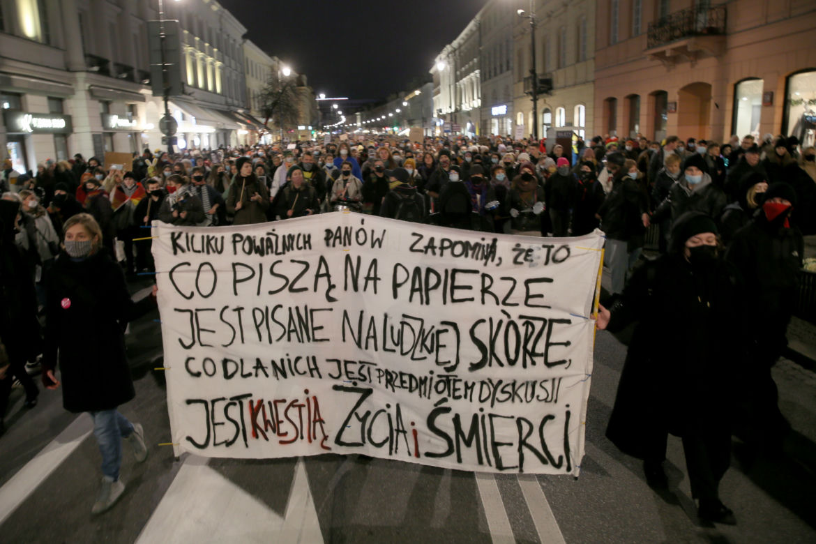 "Ani jednej więcej". Najmocniejsze hasła na protestach po śmierci Izabeli z Pszczyny [ZDJĘCIA]