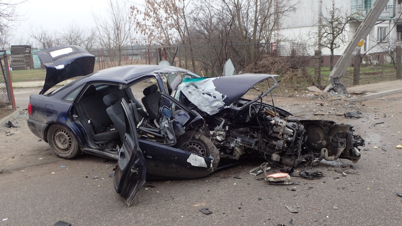 Grajewo. Audi złamało słup energetyczny. W samochodzie było dwóch mężczyzn