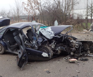 Grajewo. Audi złamało słup energetyczny. W samochodzie było dwóch mężczyzn