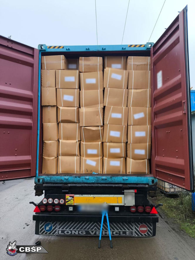 Gigantyczny cios w mafię tytoniową! CBŚP przejęło blisko 63 tony nielegalnego towaru