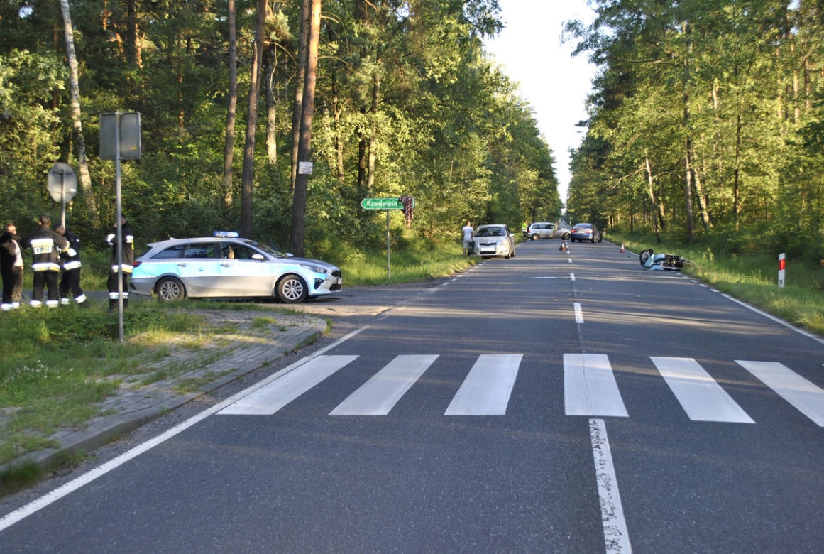 Prusicko Rzędowie. Motocyklista skręcał, 20-latek wyprzedzał osobówką. Doszło do koszmarnego wypadku