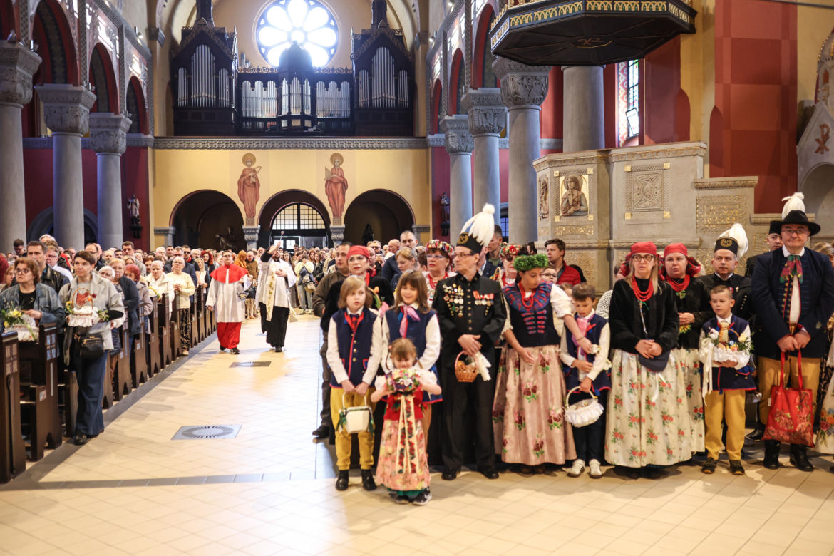 Święcenie pokarmów w strojach ludowych w Bytomiu