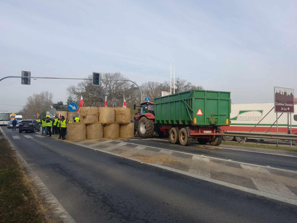 Totalna blokada DK 80 pod Bydgoszczą. Duże utrudnienia dla kierowców. Rolnicy ustawili barykadę, palą drewno, organizują pogrzeb [ZDJĘCIA]