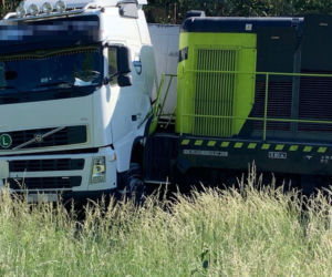Groza na przejeździe kolejowym w Bielawach. Ciężarówka zderzyła się z lokomotywą