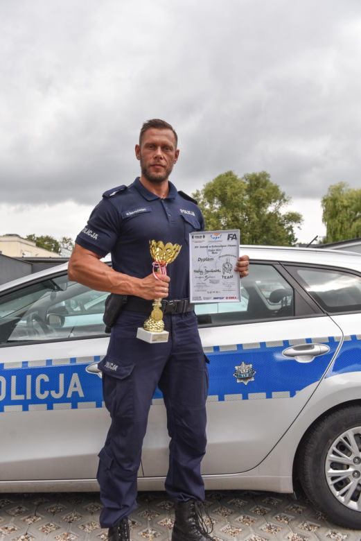Policjant z Inowrocławia to prawdziwy terminator. Łączy pracę z kulturystyką