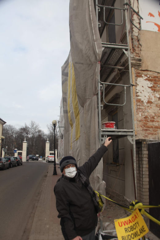 Koszmarny wypadek Waldemara. Przez sztuczną szczękę zleciał z rusztowania! Jego życie już nie będzie takie samo