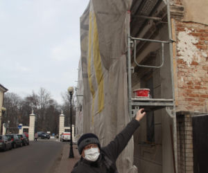 Koszmarny wypadek Waldemara. Przez sztuczną szczękę zleciał z rusztowania! Jego życie już nie będzie takie samo