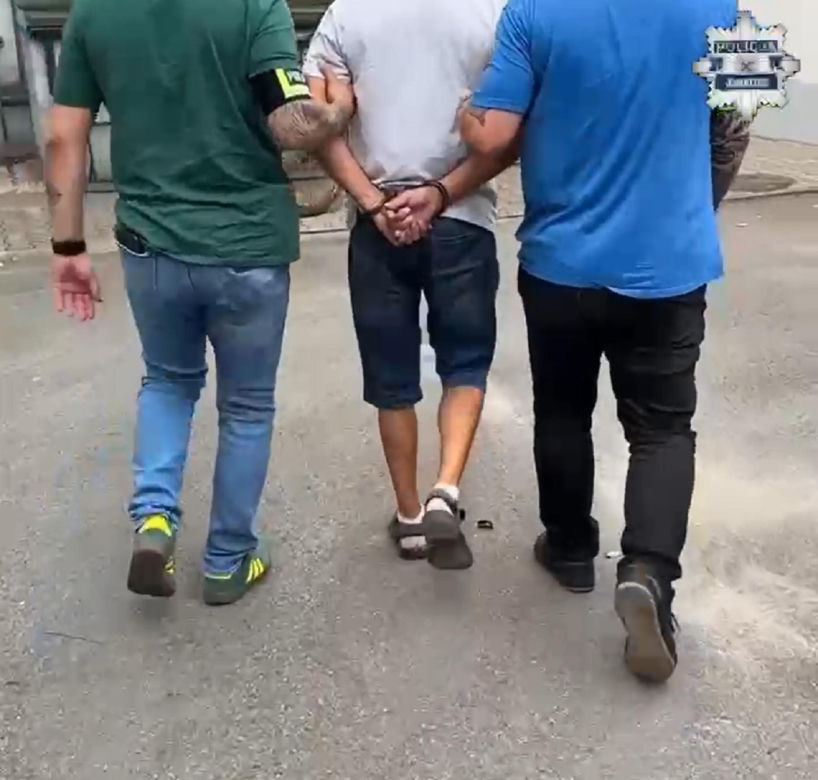 Chciał przekupić policjantów za 20 tys. zł. W garażu trzymał towar warty fortunę. Grozi mu 10 lat