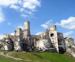 To najpiękniejszy zamek w województwie śląskim. Znajduje się w malowniczej wsi