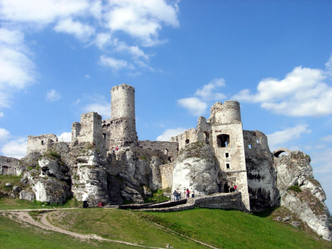 To najpiękniejszy zamek w województwie śląskim. Znajduje się w malowniczej wsi