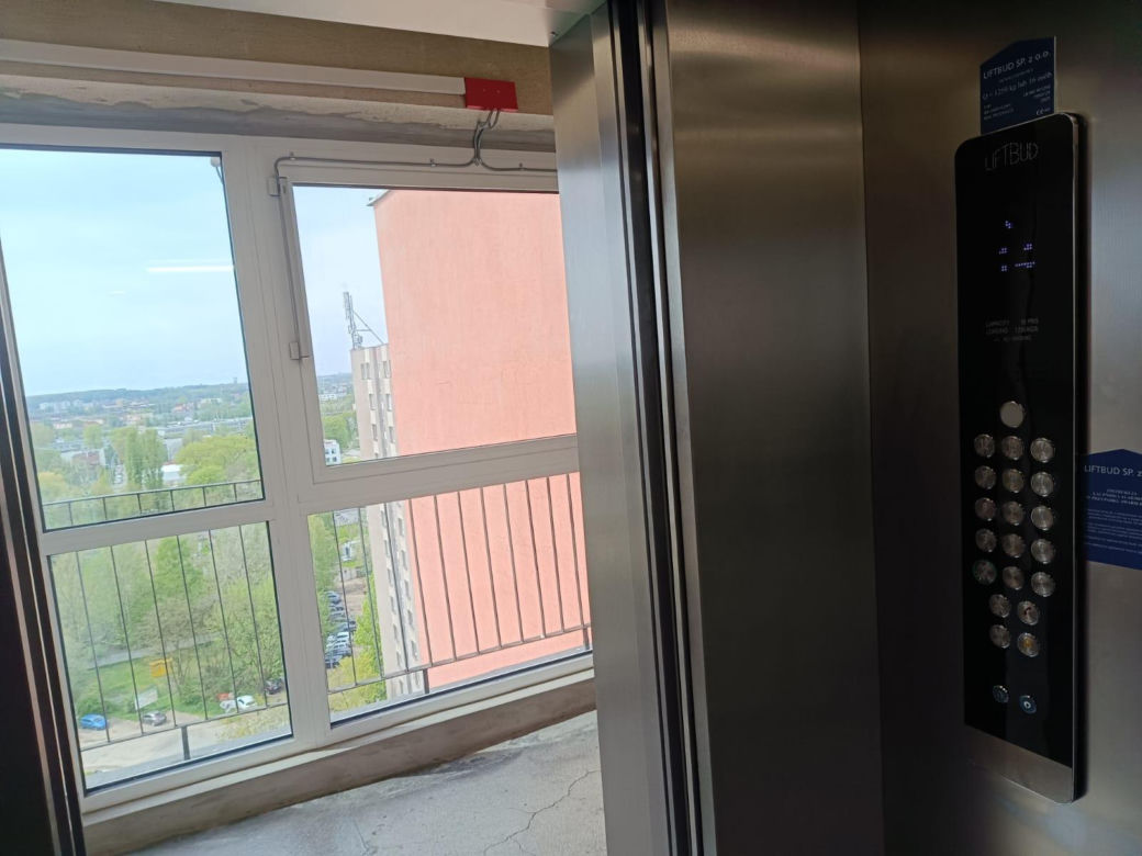 Na Tysiącleciu w Katowicach windy zatrzymują się na każdym piętrze