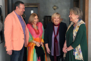 Barwy szczęścia odc. 3362. Basia (Sławomira Łozińska), Róża (Anna Gornostaj), Zdzisio (Zbigniew Buczkowski), Jola (Małgorzata Potocka)