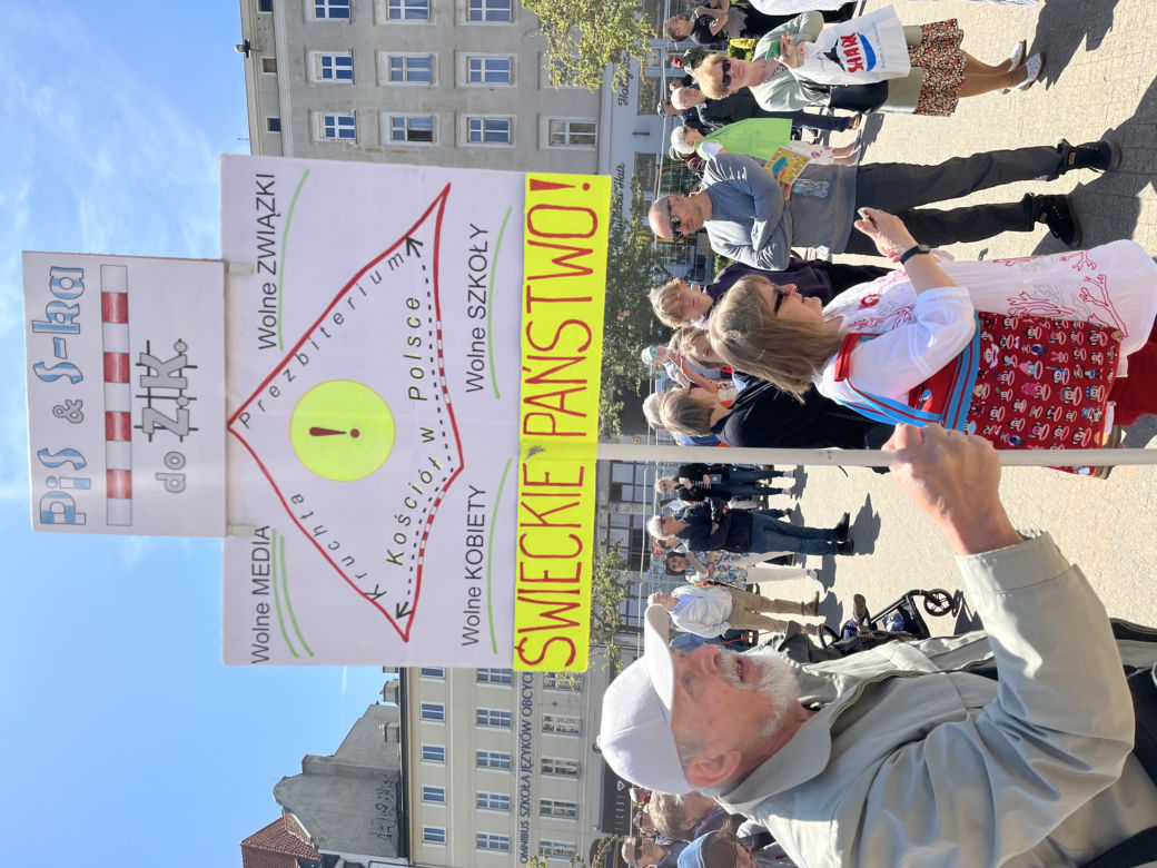 Toast za Wolność w Poznaniu. Tysiące ludzi na placu Wolności