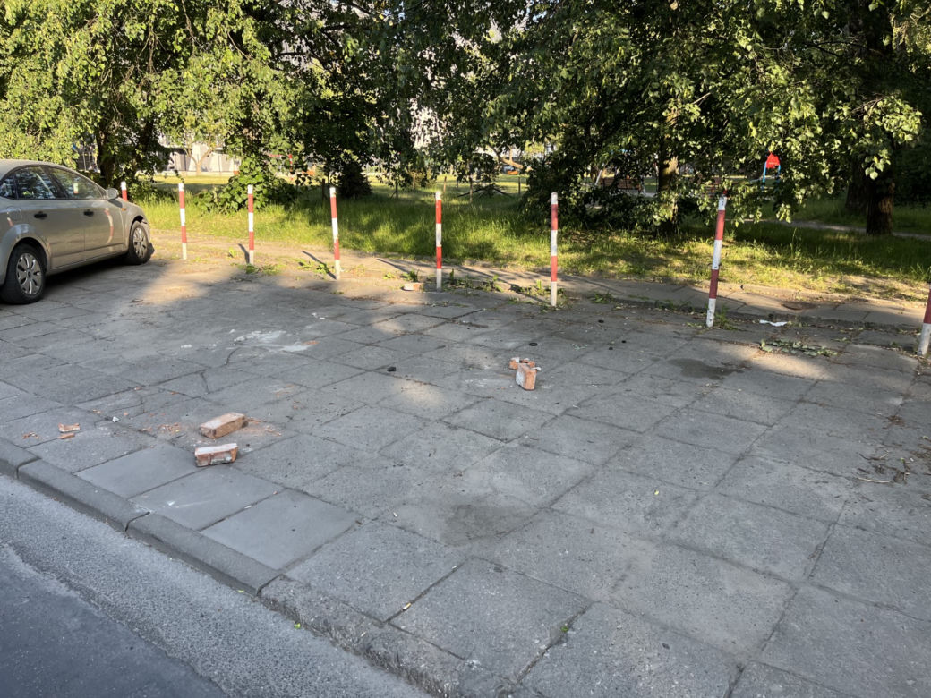Samochody bez kół na cegłach - plaga kradzieży w Warszawie