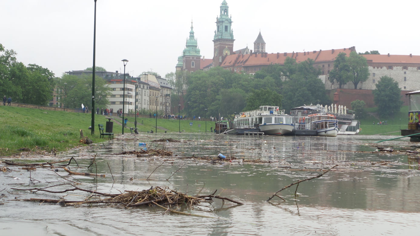 Powódź w Krakowie 24.05.2019: Fala kulminacyjna na Wiśle: zalane bulwary, "okropny widok"