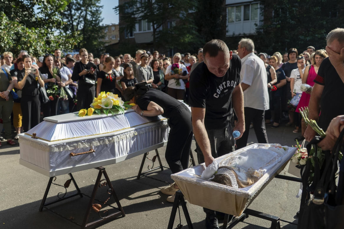 Rakiety Putina zabiły 2-latkę w ramionach mamy! Zdjęcia z pogrzebu ściskają za serce