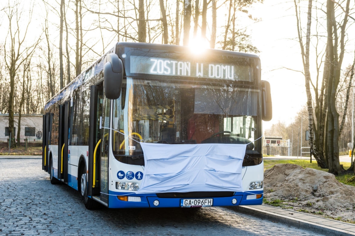 Autobusy w Gdyni, zachęcają do noszenia maseczek