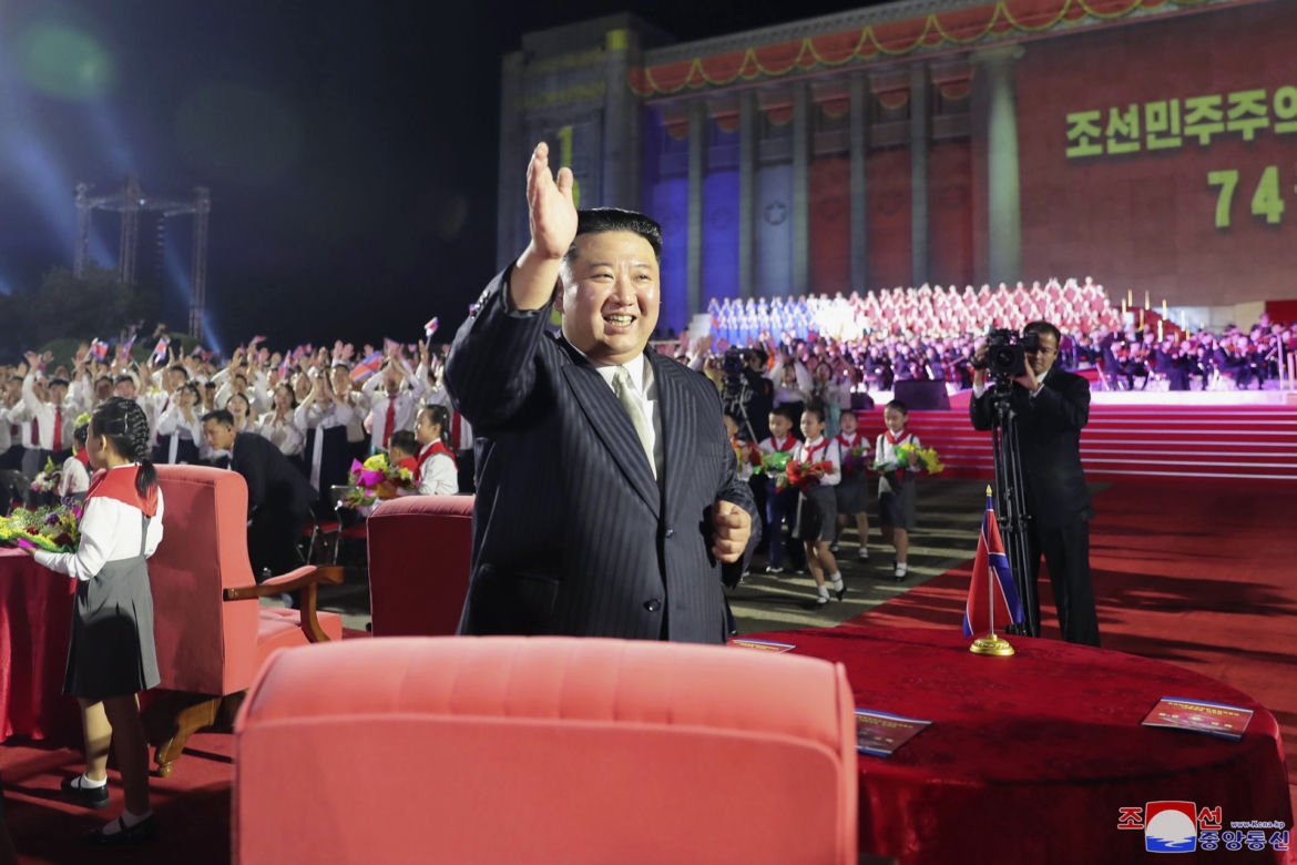  Kim Dzong Un zmienia stylówkę! Drwinom nie ma końca. "Jak influenserka na wakacjach"