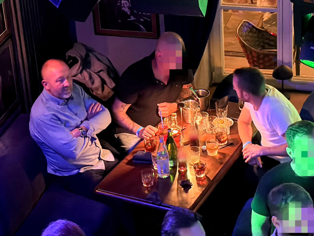 Posłowie Bartosz Romowicz i Piotr Górnikiewicz po wieczornym głosowaniu przyjechali do klubu Piano Bar