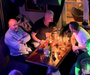 Posłowie Bartosz Romowicz i Piotr Górnikiewicz po wieczornym głosowaniu przyjechali do klubu Piano Bar
