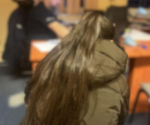 Trzy kobiety wpadły w ręce policji po serii kradzieży w sklepach odzieżowych. W sprzedaży łupów pomagał im ojciec