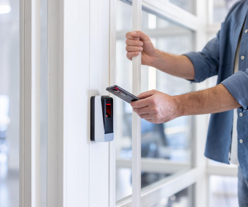 Systemy kontroli dostępu w budynkach – przegląd rozwiązań