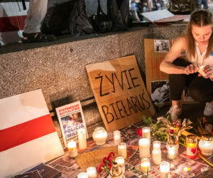 Manifestacja Białorusinów na rynku w Krakowie. Precz z Łukaszenką!