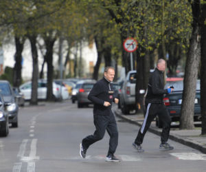 Król biega po ulicy, królowa z księżniczka po bazarze