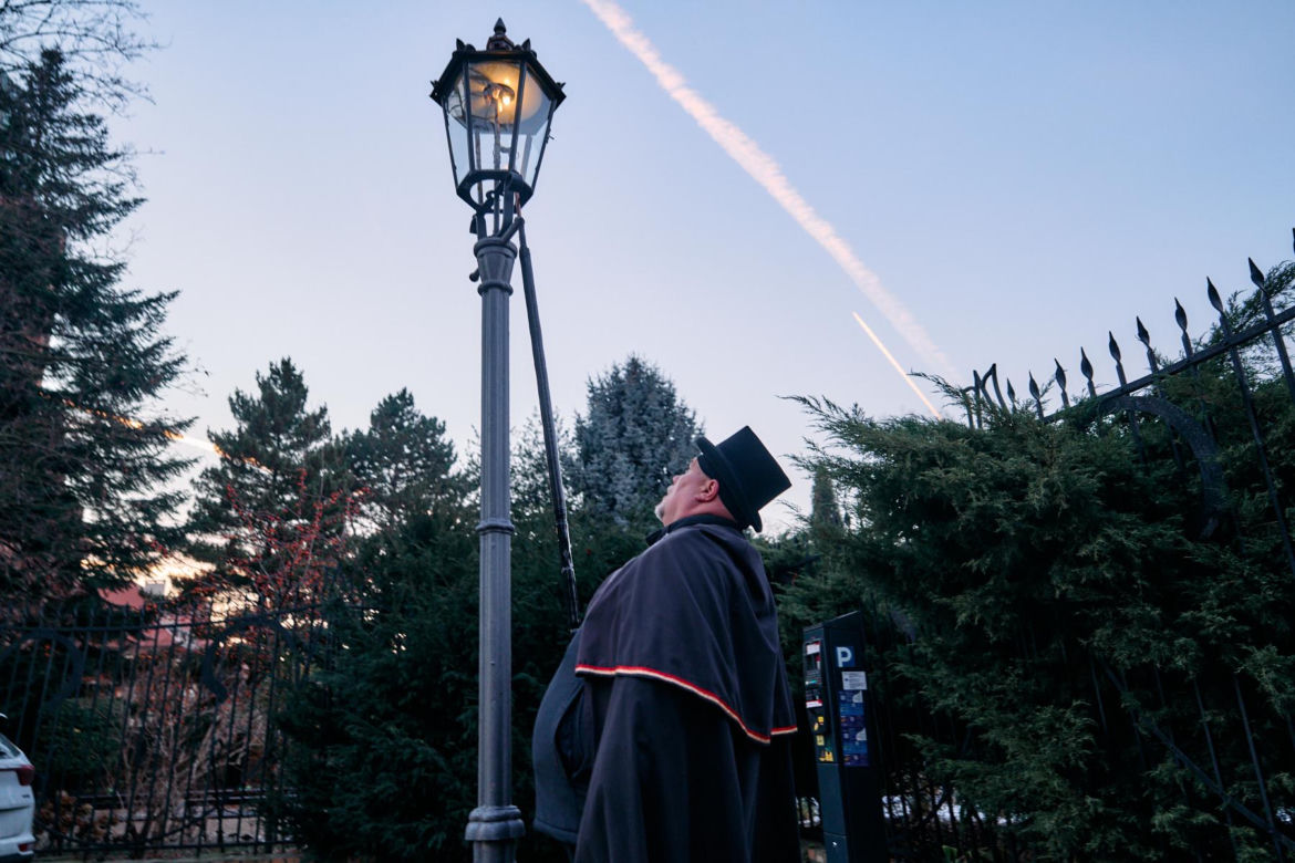 Wrocławski latarnik zapala 99 lamp gazowych