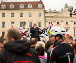 Kraków: Kilkaset osób na Rynku BEZ MASECZEK. Protestowali przeciw „plandemii” [ZDJĘCIA]
