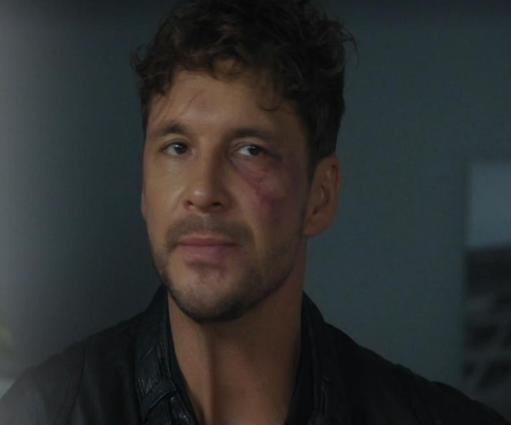 Mikołaj Roznerski jako Marcin Chodakowski z serialu M jak miłość z podbitym okiem i zadrapaniami na twarzy, patrzący wprost na widza. Scena odzwierciedla jego problemy osobiste i zatrzymanie w areszcie. Więcej o losach bohatera przeczytasz na Super Seriale.