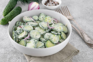 Surówka z ogórka zielonego, koperku i jogurtowego dressingu