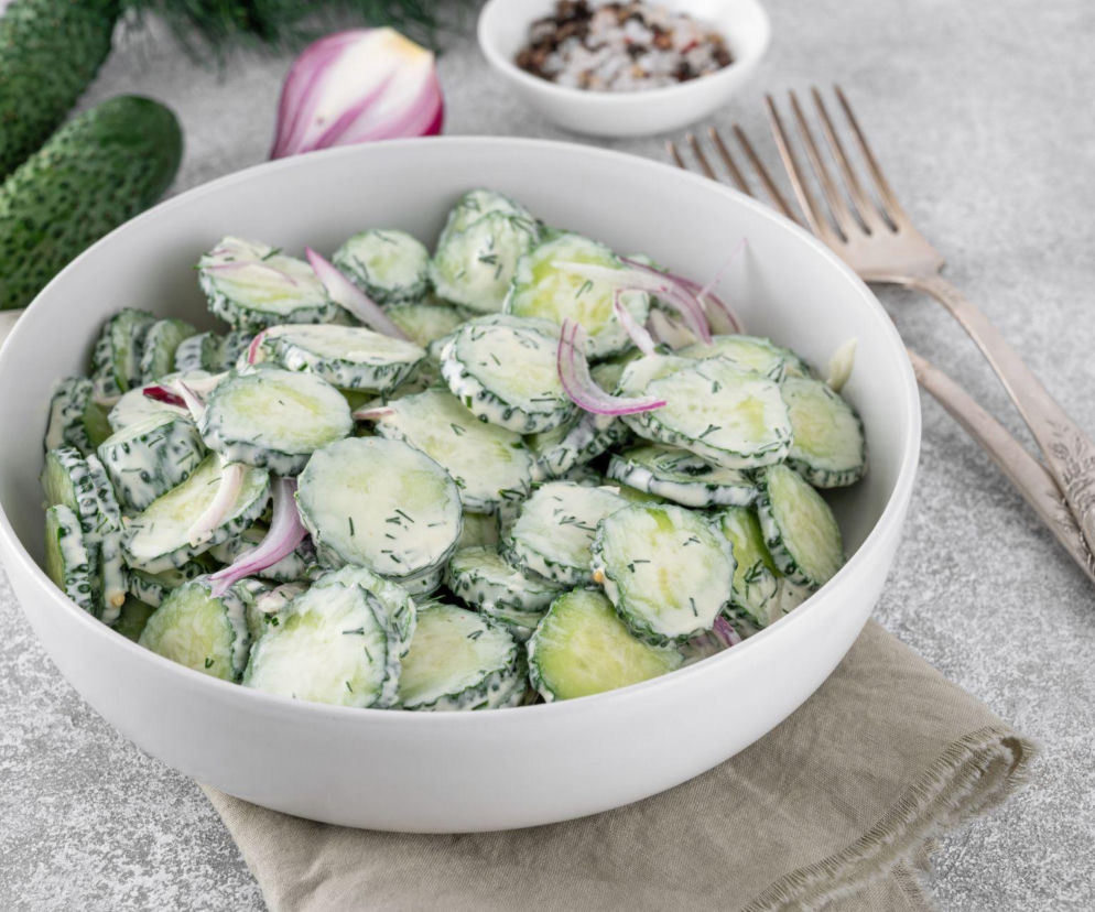 Surówka z ogórka zielonego, koperku i jogurtowego dressingu