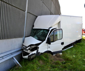 Wypadek na S8. Dostawczak wbił się w ciężarówkę