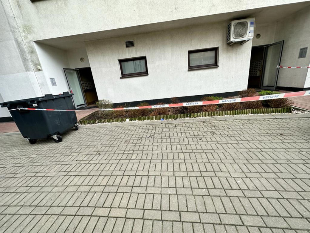 Rozrywający serce dramat na Bemowie. Kobieta z maleńkim dzieckiem runęła z 8. piętra