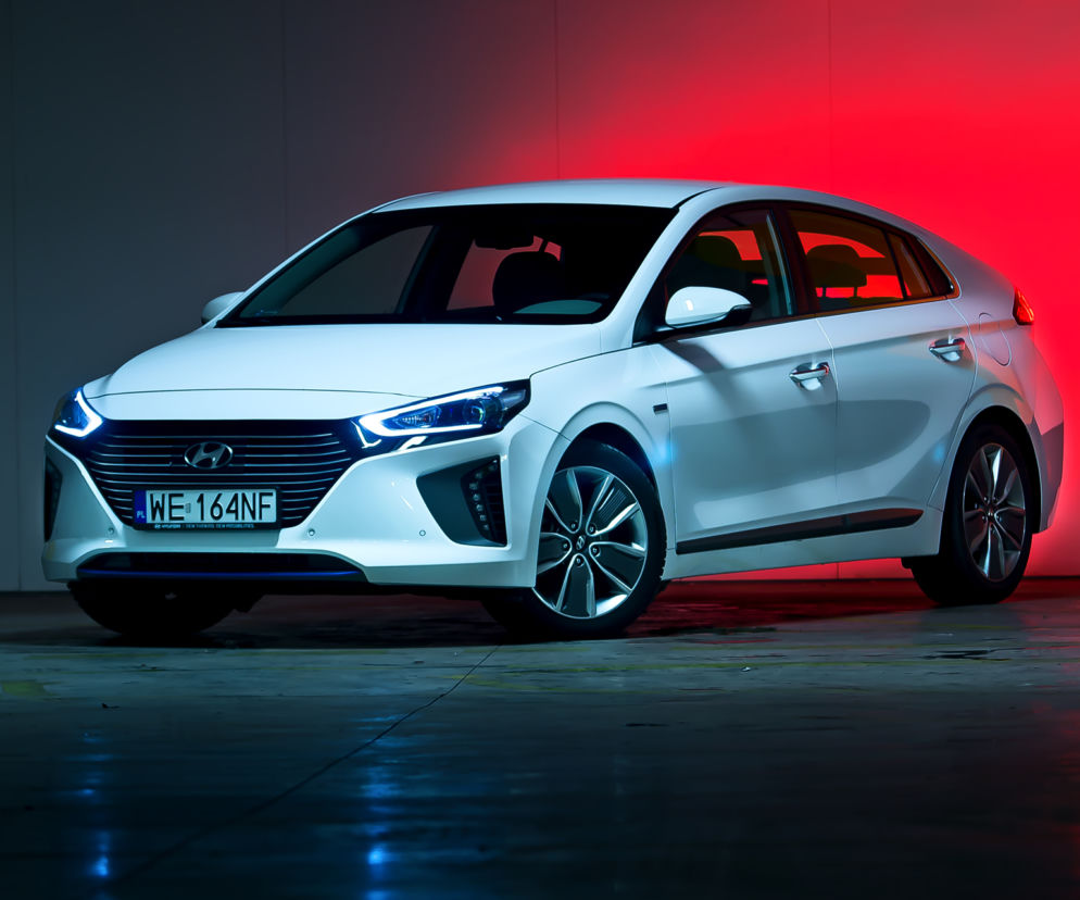 Hyundai Ioniq Hybird 1.6 GDi 6DCT vs. Toyota Prius 1.8 Hybrid E-CVT