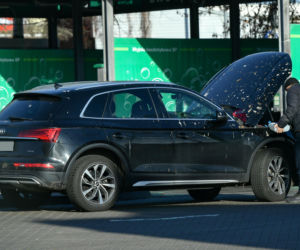 Robert Więckiewicz myje samochód