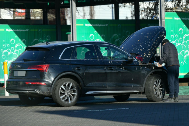 Robert Więckiewicz myje samochód