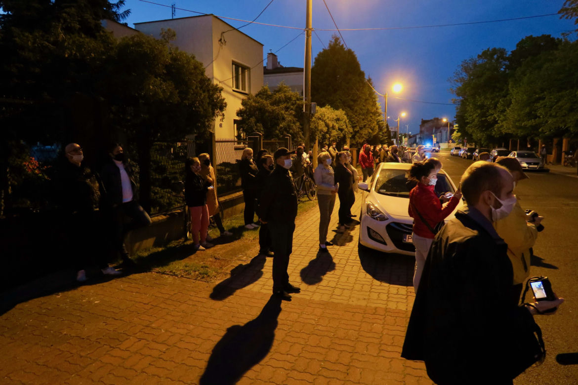 Manifestacja przed kaliską kurią diecezjalną. Kaliszanie oburzeni zachowaniem biskupa Janiaka