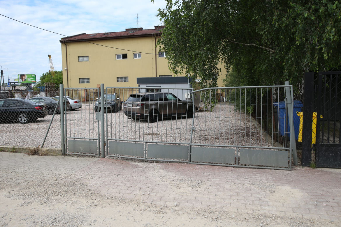 Staranował leksusem policjantów i uciekł