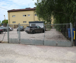 Staranował leksusem policjantów i uciekł